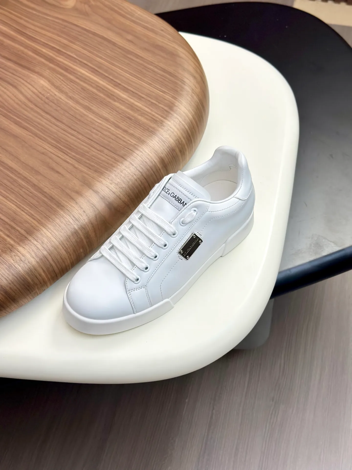 New product 💰800 DG Dolce & Gabbana men's shoes 💰ortofino calfskin sneakers ♞size; 39~44 (customized 38.45.46) Iconic men's shoes 💰ortofino series of sneakers, classic and timeless style, now presented with fashionable details. The calfskin engraved DG logo is a subtle finishing touch. Men's shoes💰ortofino calfskin sneakers: